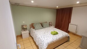 5 bedrooms, iron/ironing board, bed sheets - Spacious 5-bedroom house with a veranda (Sandillon)
