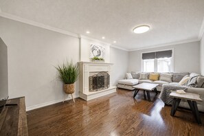 Smart TV, fireplace, table football, books - Entire Stylish Classic(Upper)House in RH (Richmond Hill)