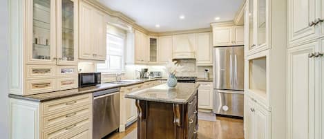 Coffee/tea maker, fridge, microwave, oven
