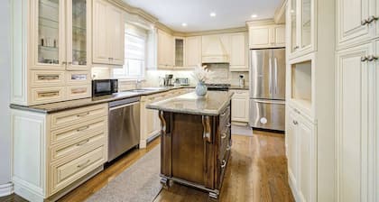 Entire Stylish Classic(Upper)House in RH