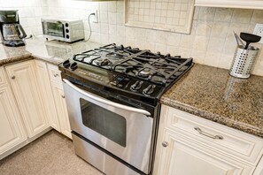 Coffee/tea maker, fridge, microwave, oven - Entire Stylish Classic(Upper)House in RH (Richmond Hill)