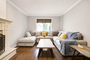 Smart TV, fireplace, table football, books - Entire Stylish Classic(Upper)House in RH (Richmond Hill)
