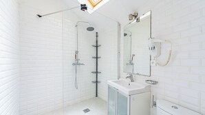 Dusche, Haartrockner, Seife, Toilettenpapier