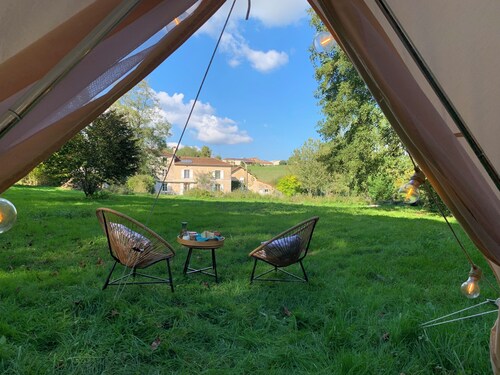 Séjour nature tout confort au Moulin de Saza : tente glamping avec piscine