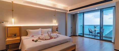 Suite Junior, balkon, pemandangan kota | Kedap suara, setrika/meja setrika, dan Wi-Fi gratis