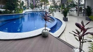 Habitación familiar, vista a la ciudad | Alberca