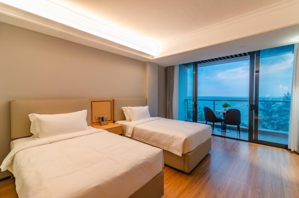 Camera Luxury con 2 letti singoli, balcone, vista città | Insonorizzazione, ferro/asse da stiro, Wi-Fi gratuito