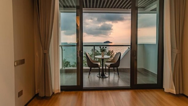 Habitación de lujo con 2 camas individuales, balcón, vista a la ciudad | Interior
