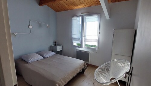 Family home 600 meters from the lake and Tanchet Beach, with a terrace and enclosed garden