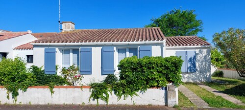 Family home 600 meters from the lake and Tanchet Beach, with a terrace and enclosed garden