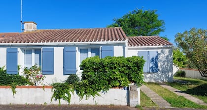 Family home 600 meters from the lake and Tanchet Beach, with a terrace and enclosed garden
