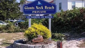 Yksityinen rantakyltti, jossa lukee: ”Giants Neck Beach” ja ”PYSÄKÖINTI TIELLE KIELTÄÄN”.