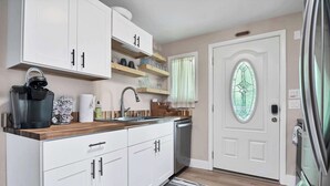 Cafetera y tetera, refrigerador, microondas y horno 