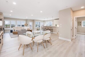 Dining - Luxurious Bay/ Ocean view Splendor 4 BRS elevator (Ocean City)