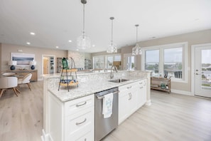 Coffee/tea maker, fridge, microwave, oven - Luxurious Bay/ Ocean view Splendor 4 BRS elevator (Ocean City)