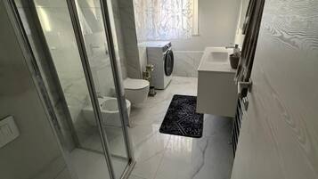 Doccia, asciugacapelli, bidet, asciugamani