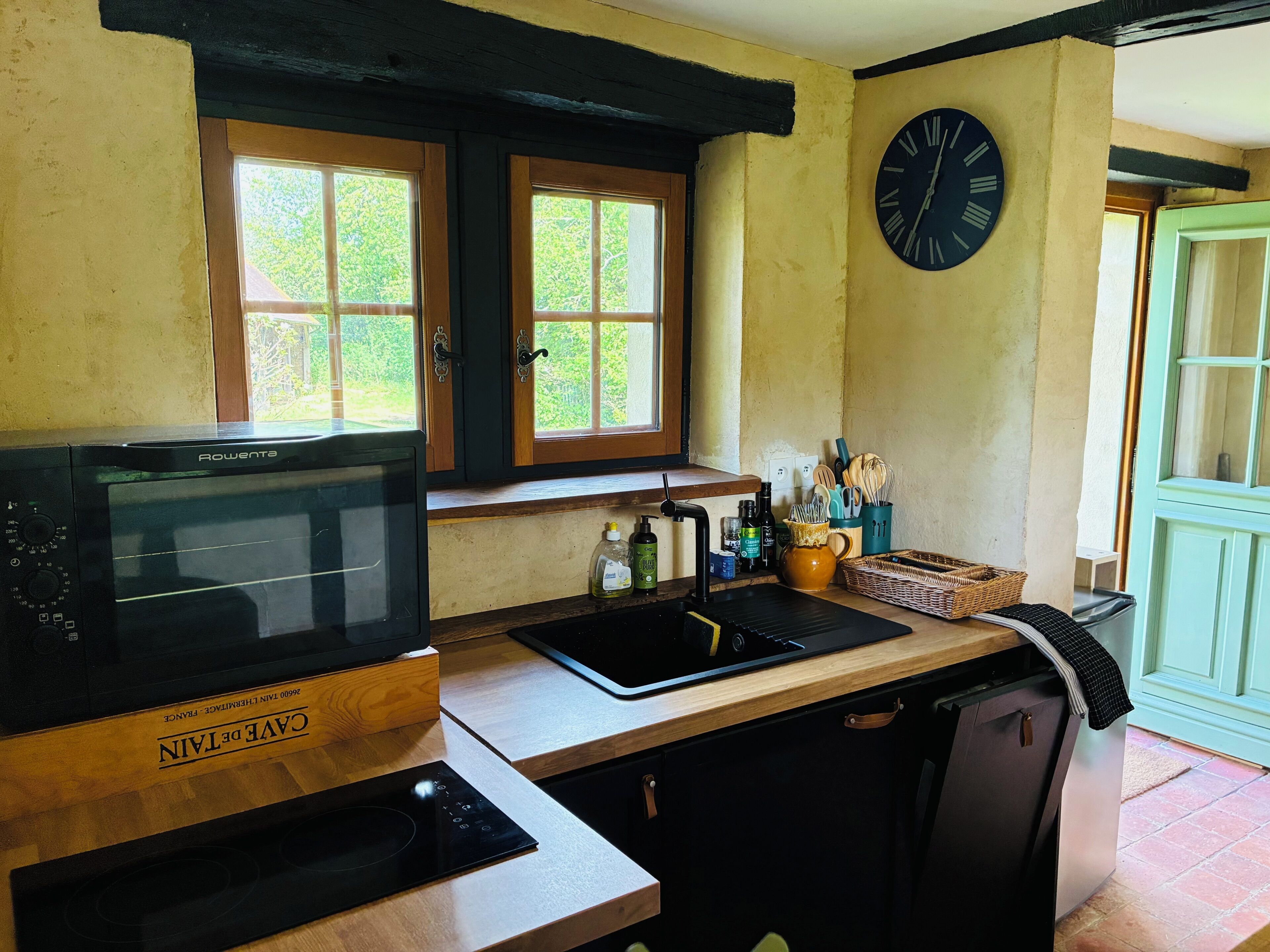 Réfrigérateur, micro-ondes, plaque de cuisson, lave-vaisselle