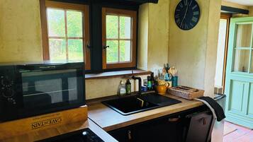 Réfrigérateur, micro-ondes, plaque de cuisson, lave-vaisselle
