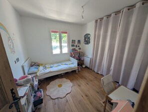 3 室のベッドルーム、旅行用ベビーベッド、WiFi (無料)、ベッドシーツ