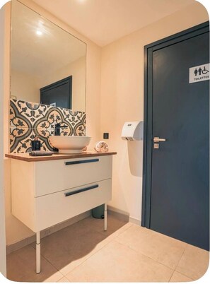 Dusj, hårføner, håndklær og såpe