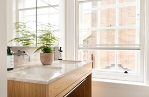 Appartement, 2 slaapkamers | Badkamer | Een douche, een haardroger, handdoeken, zeep