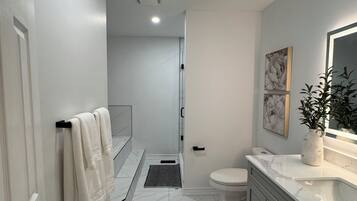 Serviettes fournies, savon, papier de toilette