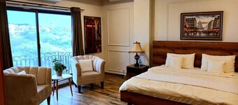 Monarchy Suites 2BR Forest View Family Retreat