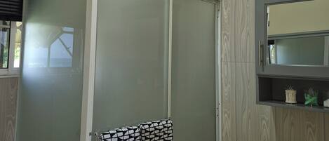 Secadora de cabello, toallas, jabón, papel de baño