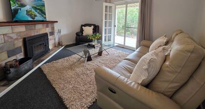 Private Perth Hills Cottage | Nature Retreat with Kangaroos