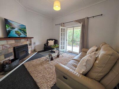 Private Perth Hills Cottage | Nature Retreat with Kangaroos