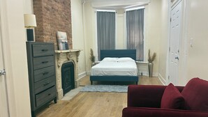 3 bedrooms, WiFi, bed sheets - NYC Prime Living - Steps to Prospect Park, Barclays Center & Brooklyn's Best. (Brooklyn)