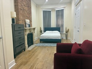 3 bedrooms, WiFi, bed sheets - NYC Prime Living - Steps to Prospect Park, Barclays Center & Brooklyn's Best. (Brooklyn)