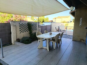 Outdoor dining - Vrbo Property (Sérignan)