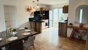 Coffee/tea maker, fridge, microwave, oven - Beautiful villa with a pool—sleeps 8—Sérignan (Sérignan)