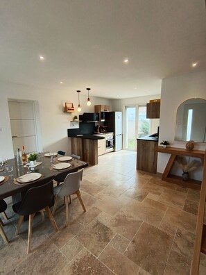 Fridge, microwave, oven, stovetop - Beautiful villa with a pool—sleeps 8—Sérignan (Sérignan)