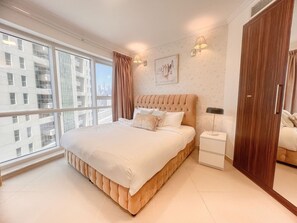 Deluxe-huoneisto, kaupunkinäköala | Tallelokero huoneessa, pimennysverhot, silitysrauta/-lauta