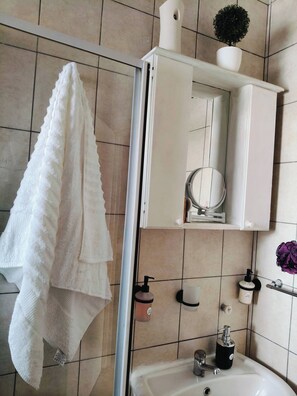 Bathroom - Charming 2-bedroom Apartment in Mbombela With Nature View (Mbombela)