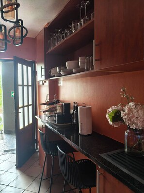 Dining room - Charming 2-bedroom Apartment in Mbombela With Nature View (Mbombela)