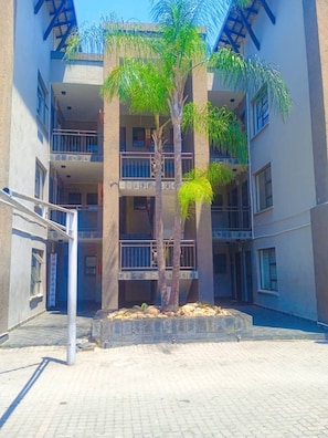 Exterior - Charming 2-bedroom Apartment in Mbombela With Nature View (Mbombela)