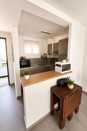 Wasserkocher mit Kaffee-/Teezubehör, Kühlschrank, Mikrowelle, Ofen