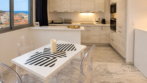 Coffee/tea maker, fridge, microwave, oven - 16672352 LIONS 1-Bedroom LOUIS BLANC: Elegance and Light (Cannes)
