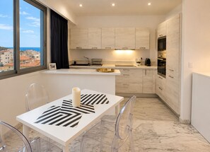 Coffee/tea maker, fridge, microwave, oven - 16672352 LIONS 1-Bedroom LOUIS BLANC: Elegance and Light (Cannes)
