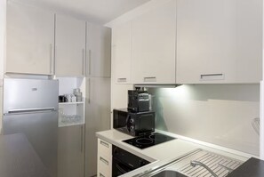 Wasserkocher mit Kaffee-/Teezubehör, Kühlschrank, Mikrowelle