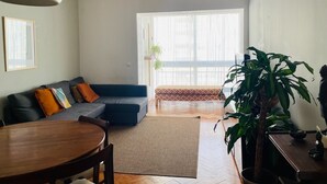 Unclassified image, 3 of 10, button - Bright and spacious, just 20 meters from the subway station in a family-friendly neighborhood. (Lisboa)