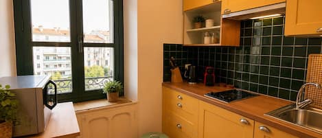 Kahvin-/teenkeitin, jääkaappi, mikroaaltouuni, uuni