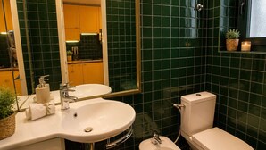 Shower, hair dryer, towels - 16654709LIONS Cannes Central Hub - Walk to the Palais (Cannes)