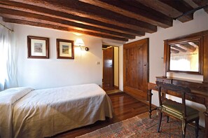 3 Schlafzimmer, Schreibtisch, Bügeleisen/Bügelbrett, Reisekinderbett