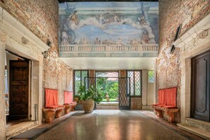 Unclassified image, 5 of 47, button - Historic Luxury Palazzo with Private Garden & Canal Access Near St Mark's Square (Venezia)