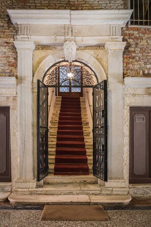 Unclassified image, 2 of 47, button - Historic Luxury Palazzo with Private Garden & Canal Access Near St Mark's Square (Venezia)