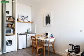 Wasserkocher mit Kaffee-/Teezubehör, Kühlschrank, Geschirrspüler